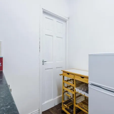 Holiday home 65 Inch Tv In Modern 2 Bed Hideaway Bradford (West Yorkshire)