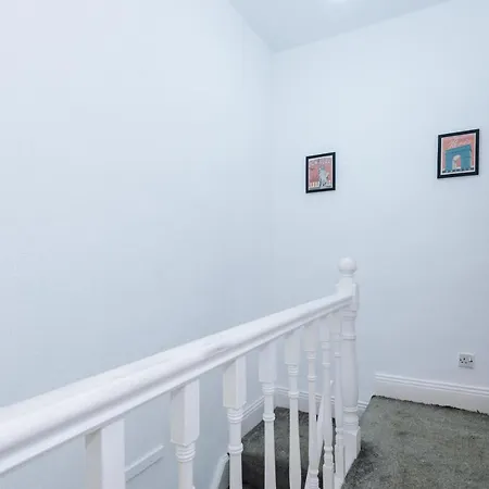 65 Inch Tv In Modern 2 Bed Hideaway *