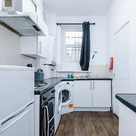65 Inch Tv In Modern 2 Bed Hideaway *