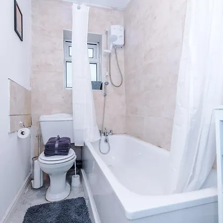65 Inch Tv In Modern 2 Bed Hideaway Holiday home Bradford (West Yorkshire)