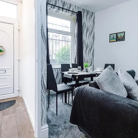 65 Inch Tv In Modern 2 Bed Hideaway * Bradford (West Yorkshire)