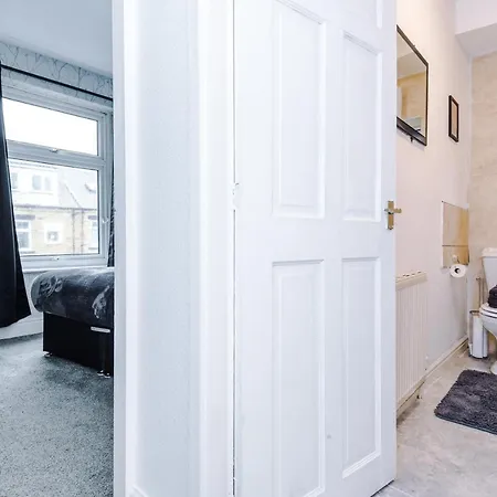65 Inch Tv In Modern 2 Bed Hideaway *