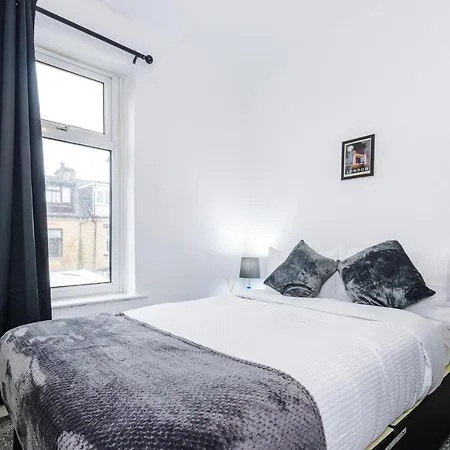 Holiday home 65 Inch Tv In Modern 2 Bed Hideaway Bradford (West Yorkshire)
