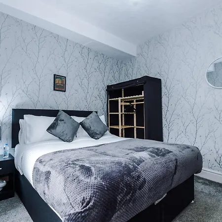 65 Inch Tv In Modern 2 Bed Hideaway Bradford (West Yorkshire)