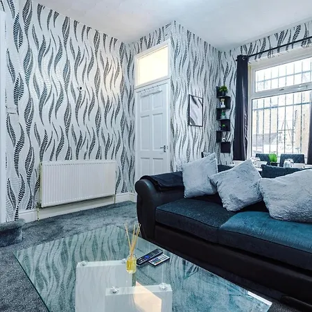 Holiday home 65 Inch Tv In Modern 2 Bed Hideaway Bradford (West Yorkshire)