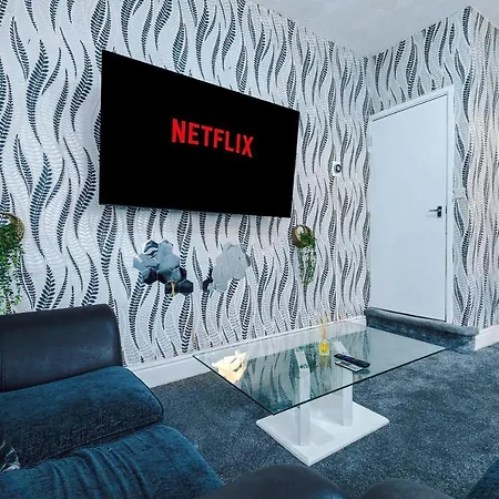 65 Inch Tv In Modern 2 Bed Hideaway * Bradford (West Yorkshire)