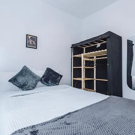 65 Inch Tv In Modern 2 Bed Hideaway