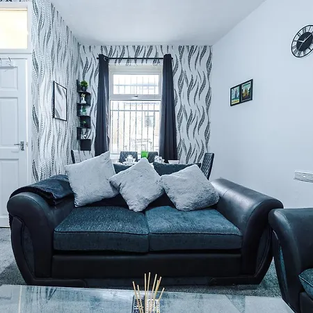 65 Inch Tv In Modern 2 Bed Hideaway Holiday home Bradford (West Yorkshire)