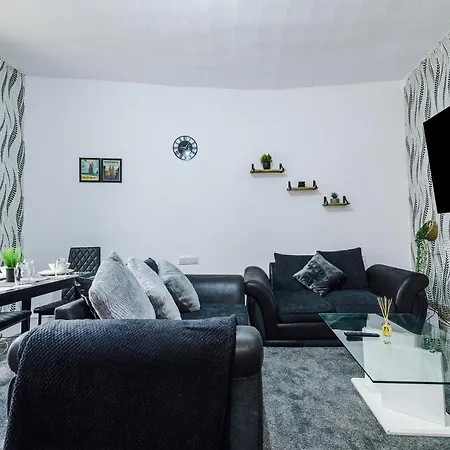 65 Inch Tv In Modern 2 Bed Hideaway Bradford (West Yorkshire)