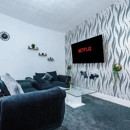 65 Inch Tv In Modern 2 Bed Hideaway Bradford (West Yorkshire)