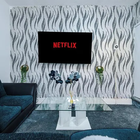 65 Inch Tv In Modern 2 Bed Hideaway Holiday home Bradford (West Yorkshire)