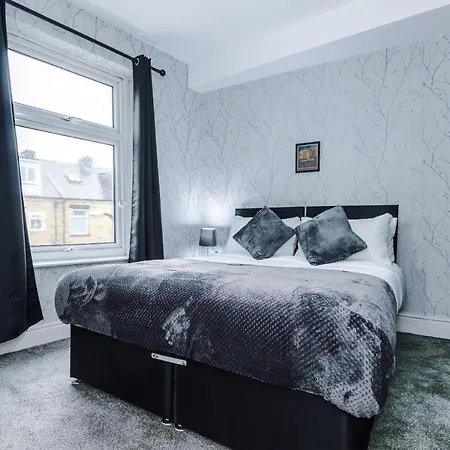 Holiday home 65 Inch Tv In Modern 2 Bed Hideaway Bradford (West Yorkshire)