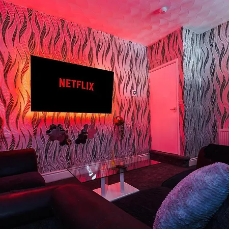 65 Inch Tv In Modern 2 Bed Hideaway Bradford (West Yorkshire)