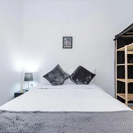 65 Inch Tv In Modern 2 Bed Hideaway Bradford (West Yorkshire)