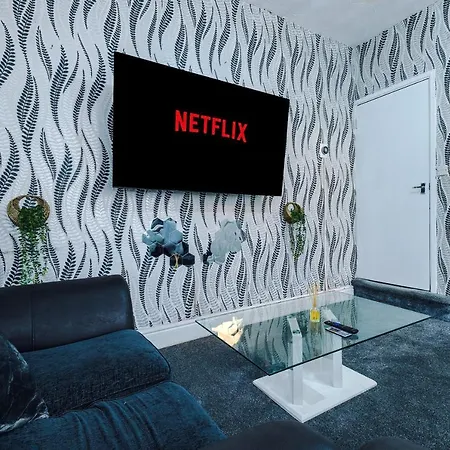 65 Inch Tv In Modern 2 Bed Hideaway Bradford (West Yorkshire)